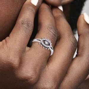 Elegant 925 Sterling Silver and Black Women's Ring Sz 6